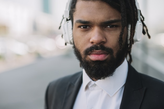 Photo gratuite homme d'affaires afro-américain sérieux vue de face