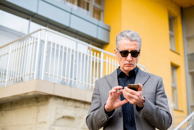 Homme d&#39;affaires âgé avec téléphone portable