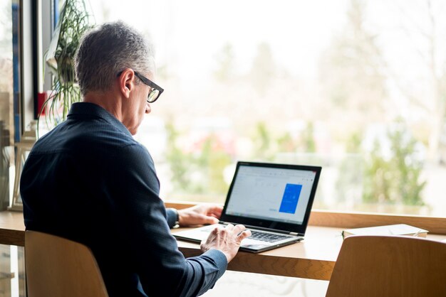 Homme d&#39;affaires âgé utilisant un ordinateur portable