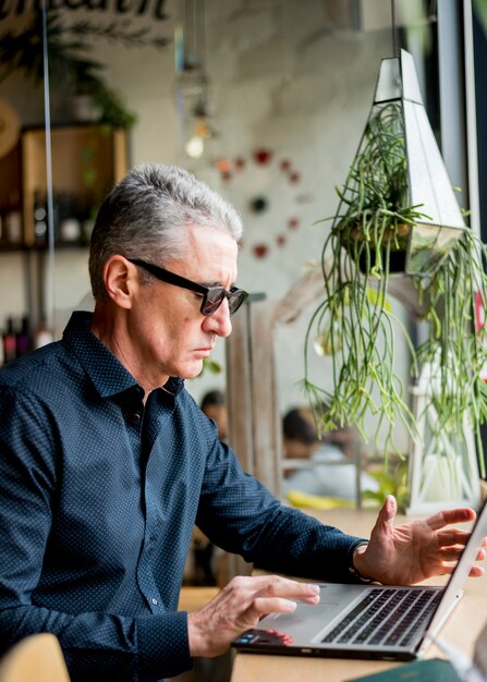 Homme d&#39;affaires âgé utilisant un ordinateur portable