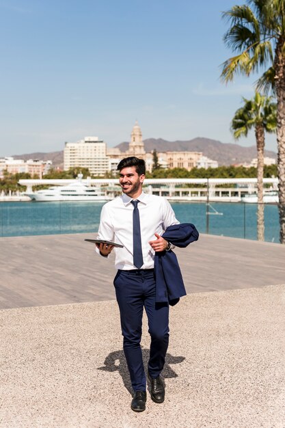 Homme d&#39;affaires à l&#39;aide de sa tablette