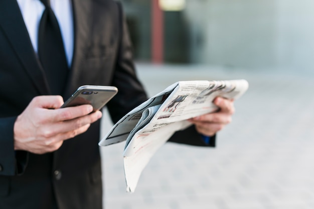 Homme d&#39;affaires à l&#39;aide de son téléphone portable