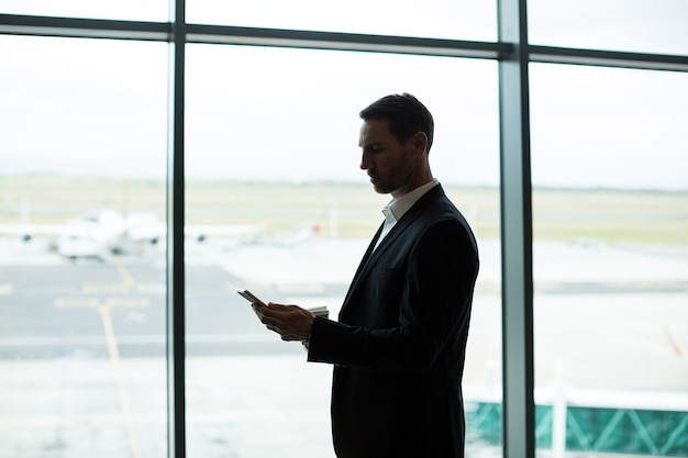 Homme d'affaires à l'aide de tablette numérique dans la zone d'attente