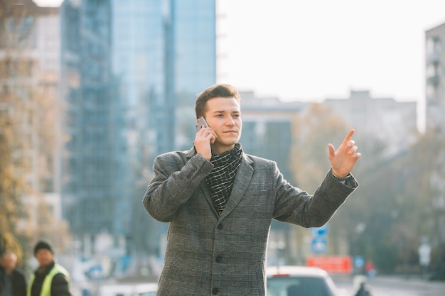 Homme d&#39;affaires appelant un taxi