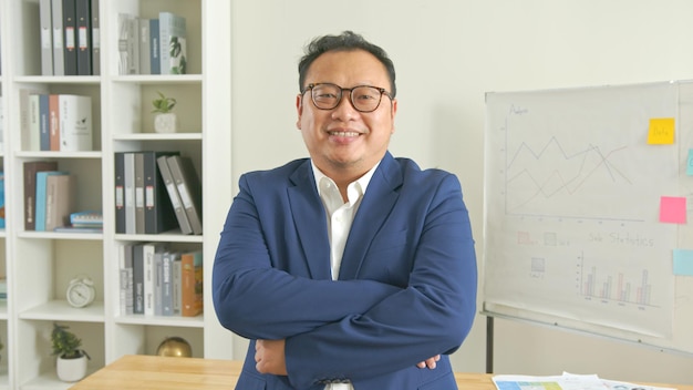 Homme d'affaires asiatique prospère dans les affaires de fond de bureau professionnel et confiance