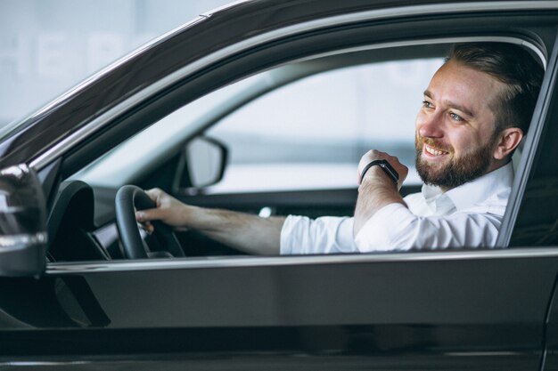 Homme d&#39;affaires assis dans la voiture