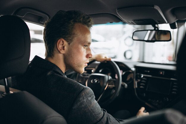 Homme d'affaires assis dans une voiture