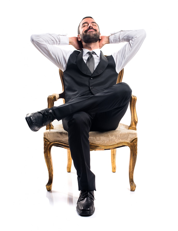 Photo gratuit homme d&#39;affaires assis sur un fauteuil