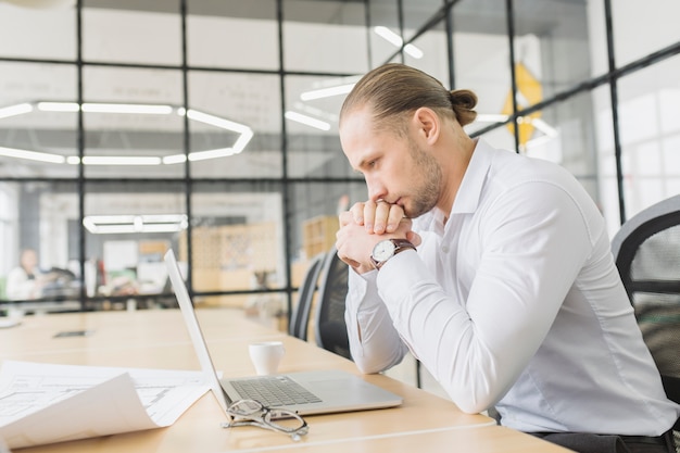 Homme affaires, attente, devant, ordinateur portable