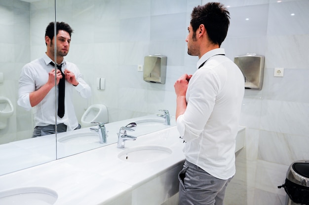 homme d&#39;affaires attrayant en se regardant dans le miroir