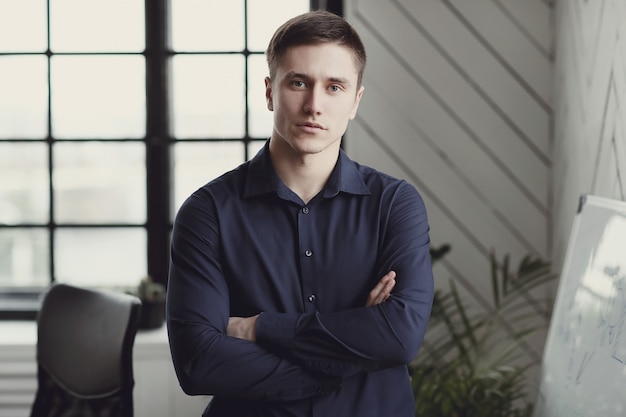 Homme d'affaires au bureau