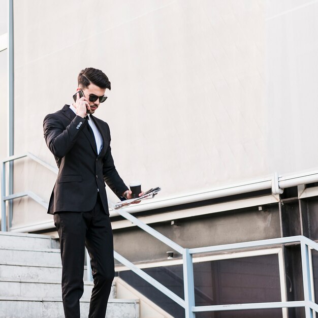 Homme d&#39;affaires au téléphone