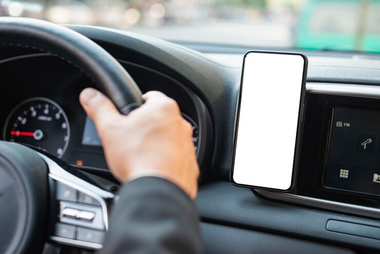 Photo gratuit homme d'affaires au volant à la recherche sur la carte