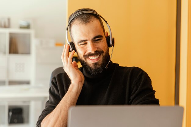 Homme d'affaires ayant un appel vidéo pour le travail