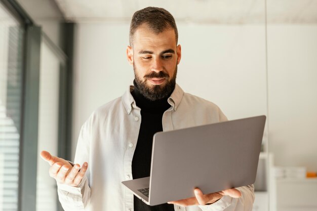 Homme d'affaires ayant une réunion en ligne