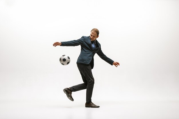 Homme d'affaires avec ballon de football au bureau