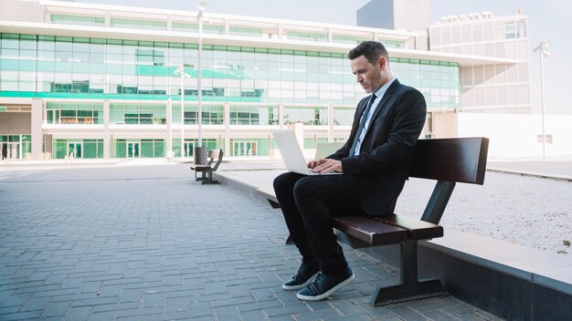 Homme d&#39;affaires sur un banc