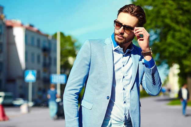 Homme affaires, bleu, complet, Porter, lunettes soleil, rue