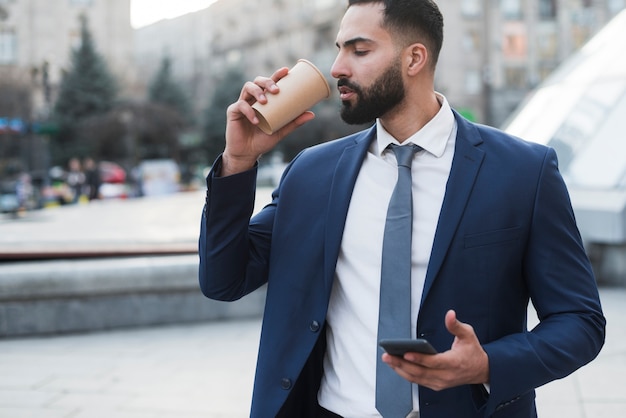 Homme d'affaires, boire du café