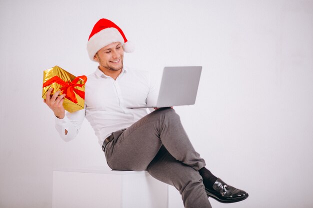 Homme d&#39;affaires en bonnet de Noel, shopping en ligne à Noël