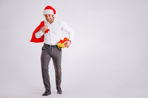 Homme d&#39;affaires en bonnet de Noel tenant le cadeau de Noël isolé