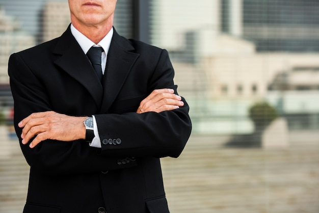 Homme affaires, à, bras croisés