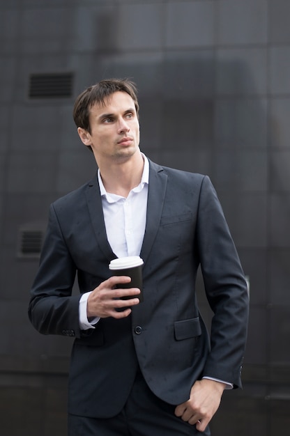 Photo gratuite homme d'affaires avec café en pause