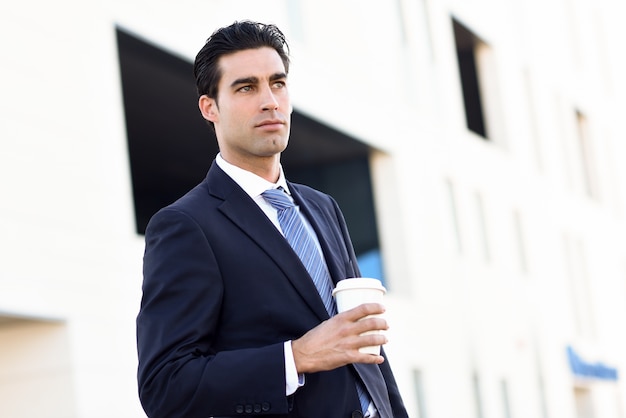 Homme d&#39;affaires avec un café