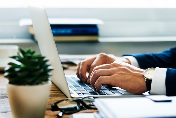 Photo gratuit un homme d'affaires caucasien dans le bureau de tournage