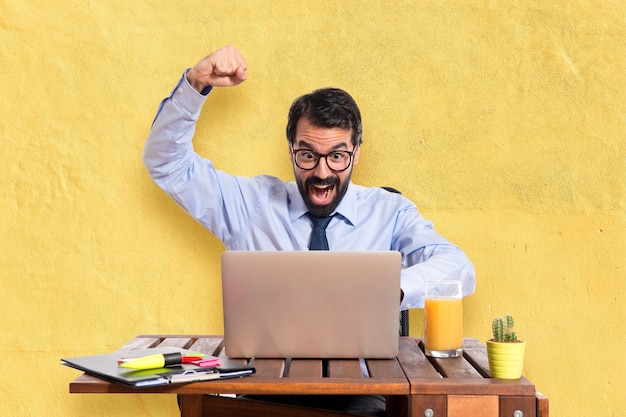 Homme d&#39;affaires chanceux dans son bureau