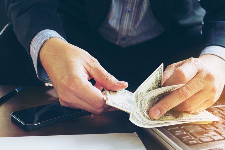 Photo gratuit homme d'affaires comptant des billets en dollars - concept d'entreprise en ligne
