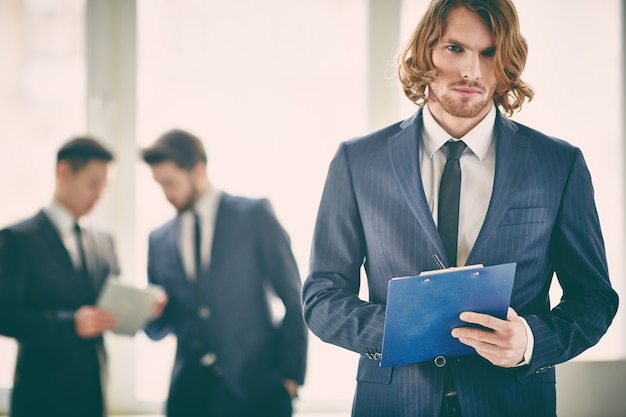 Homme d&#39;affaires concentré sur son travail