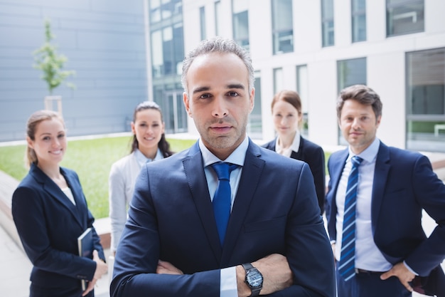 Photo gratuite homme d'affaires confiant avec des collègues