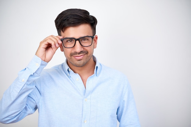 Homme d'affaires confiant à lunettes