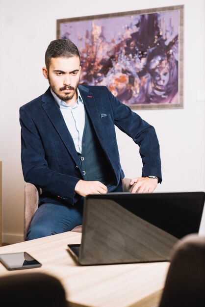 Homme d&#39;affaires confiant à l&#39;ordinateur portable