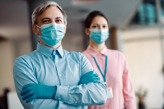 Homme d'affaires confiant portant un masque facial et des gants en raison de la pandémie de COVID19