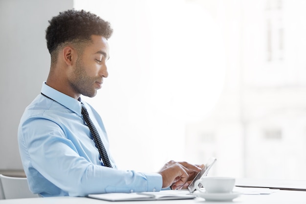 Photo gratuite homme d'affaires confiant travaillant au bureau