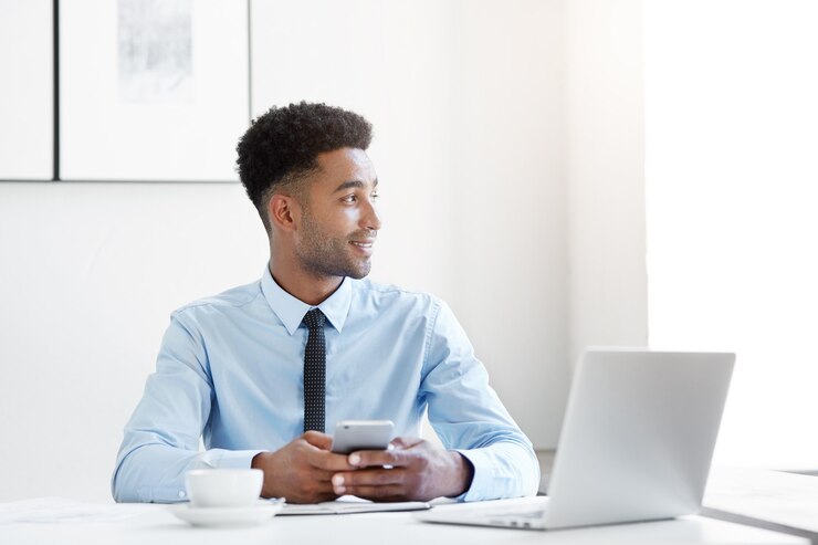 Photo gratuit homme d'affaires confiant travaillant au bureau