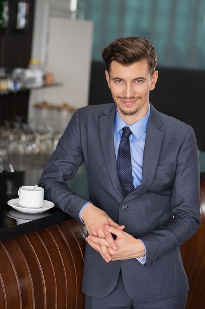 Homme d&#39;affaires Content Penché sur Cafe Comptoir