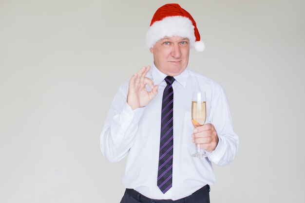 Homme d&#39;affaires de contenu à Santa Hat avec Champagne