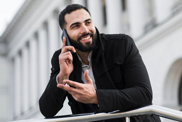 Homme affaires, conversation téléphone