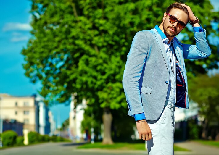 Photo gratuit un homme d'affaires en costume bleu portant des lunettes de soleil dans la rue