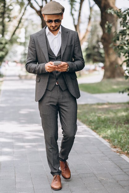 Homme d&#39;affaires en costume avec téléphone