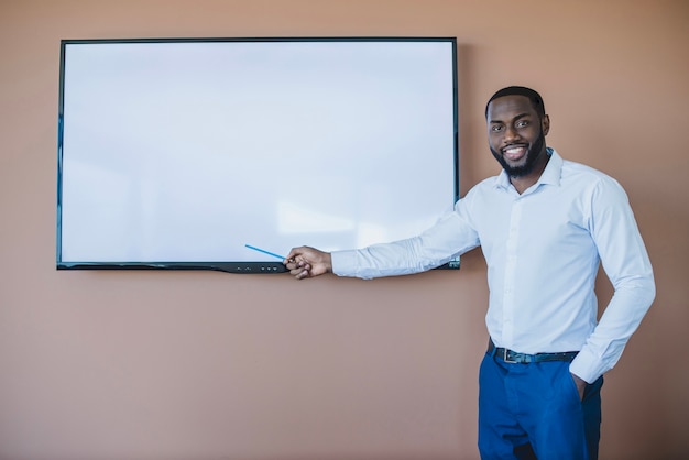 Photo gratuite homme d'affaires à côté du tableau blanc