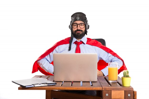 Homme d&#39;affaires dans son bureau avec chapeau pilote