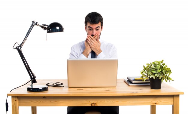 Homme d&#39;affaires dans son bureau couvrant sa bouche