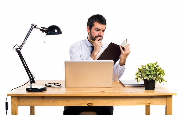 Homme d&#39;affaires dans son bureau, écrit des notes