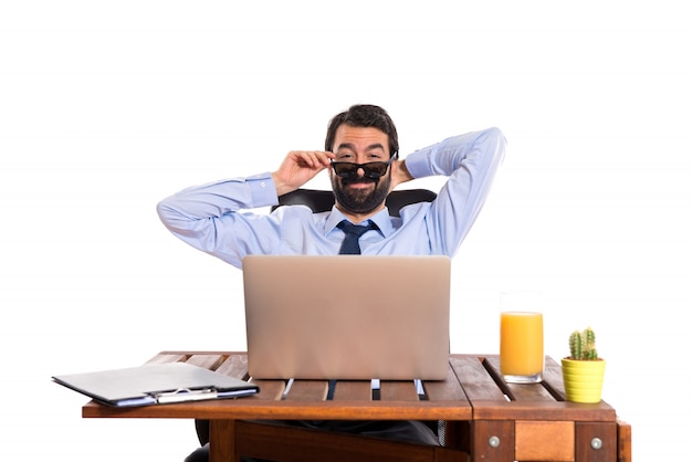 Homme d&#39;affaires dans son bureau avec lunettes de soleil