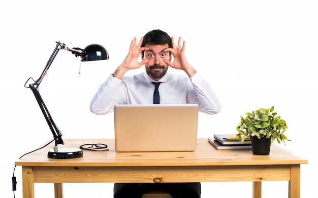 Homme d&#39;affaires dans son bureau montrant quelque chose