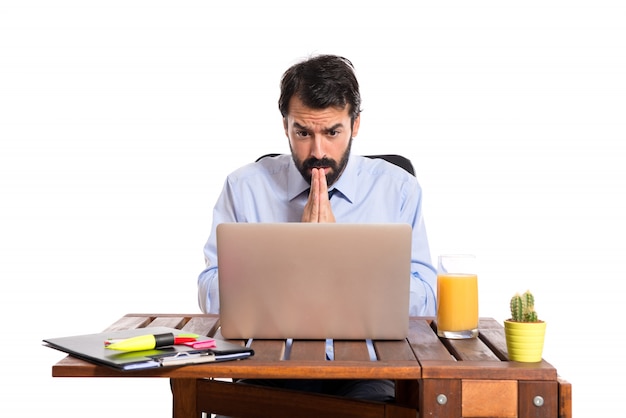 Homme d&#39;affaires dans son bureau plaidant